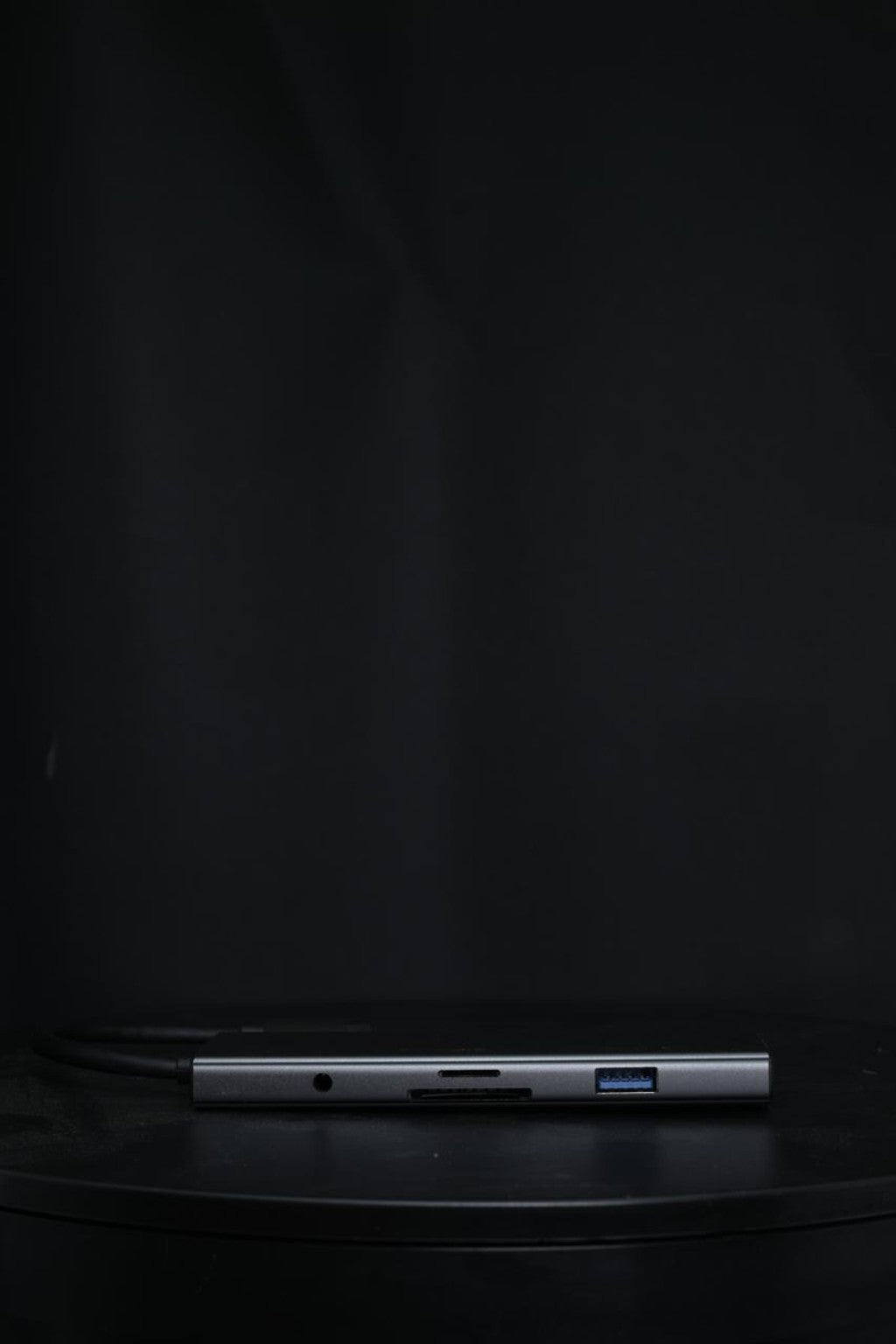 Ashyai USB-C Hub – side ports and card reader