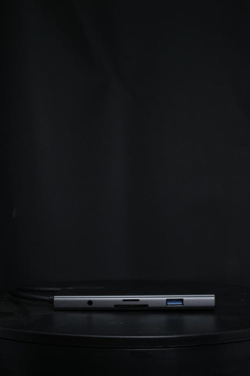 Ashyai USB-C Hub – side ports and card reader